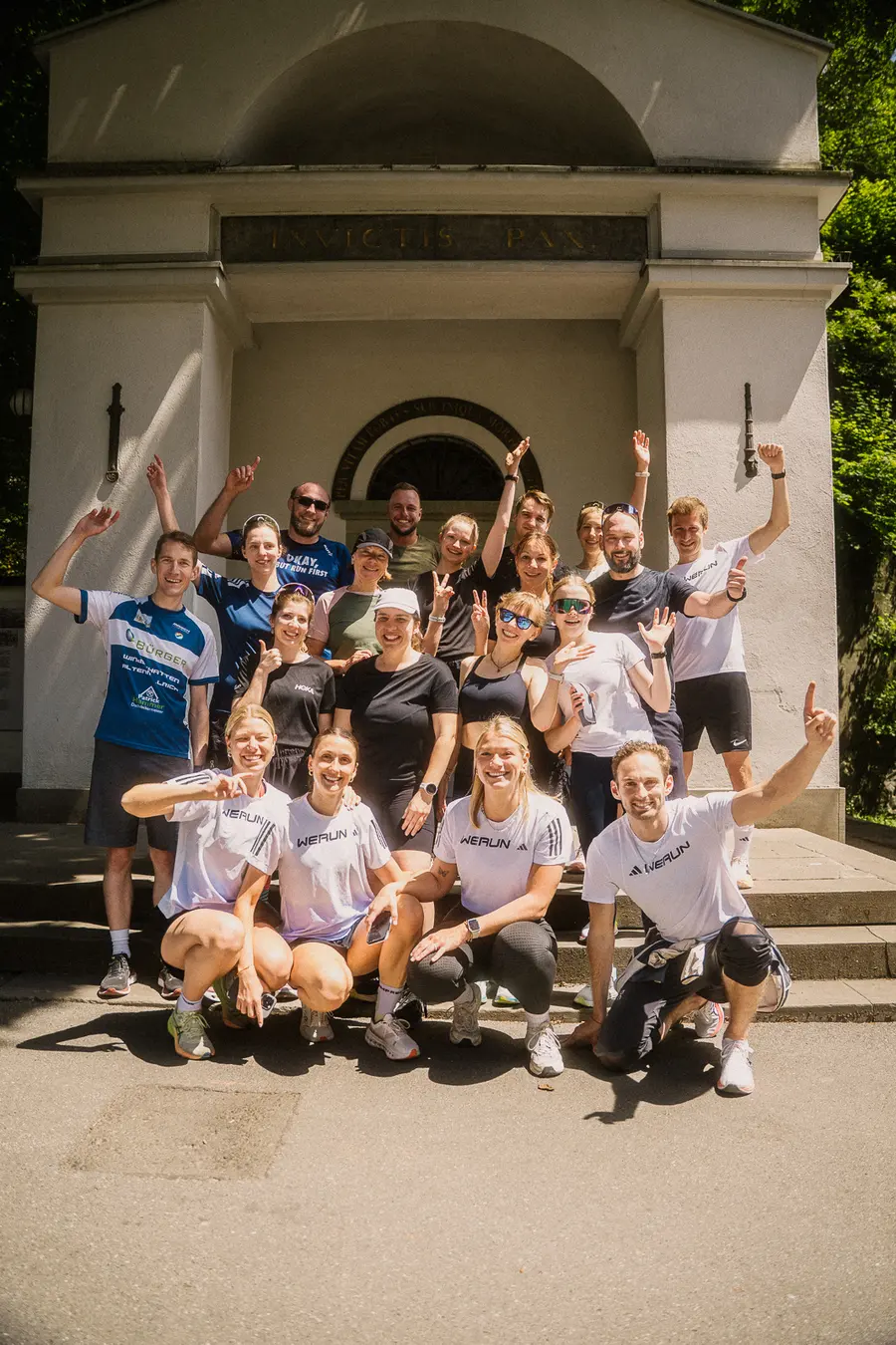 Jubelndes Gruppenbild vor einem kleinen historischen Gebäude