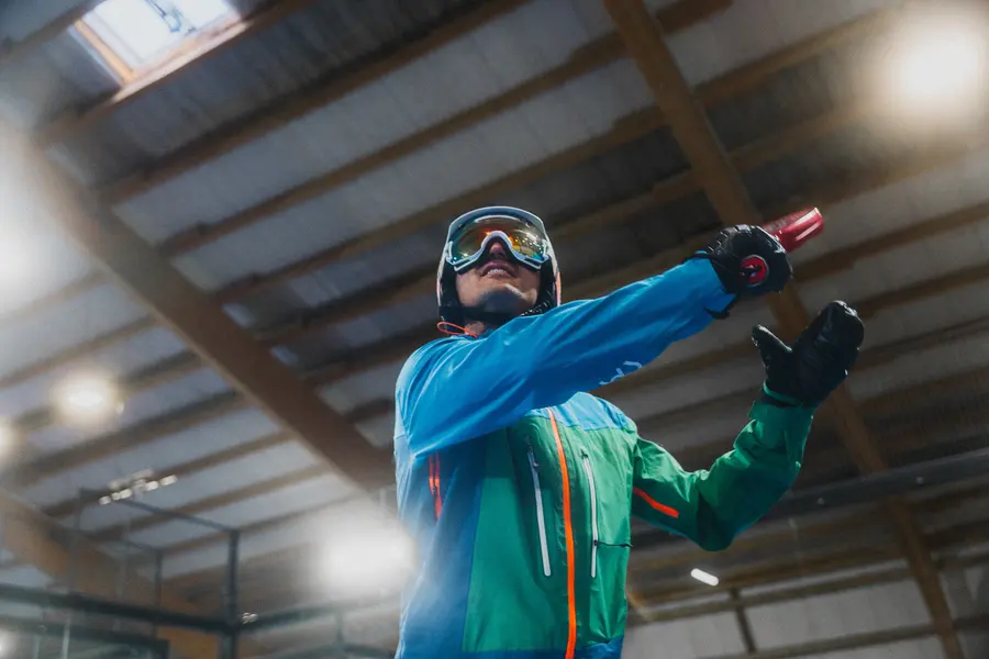 Skifahrer beim Padel aus tiefer Perspektive unter dem Hallendach