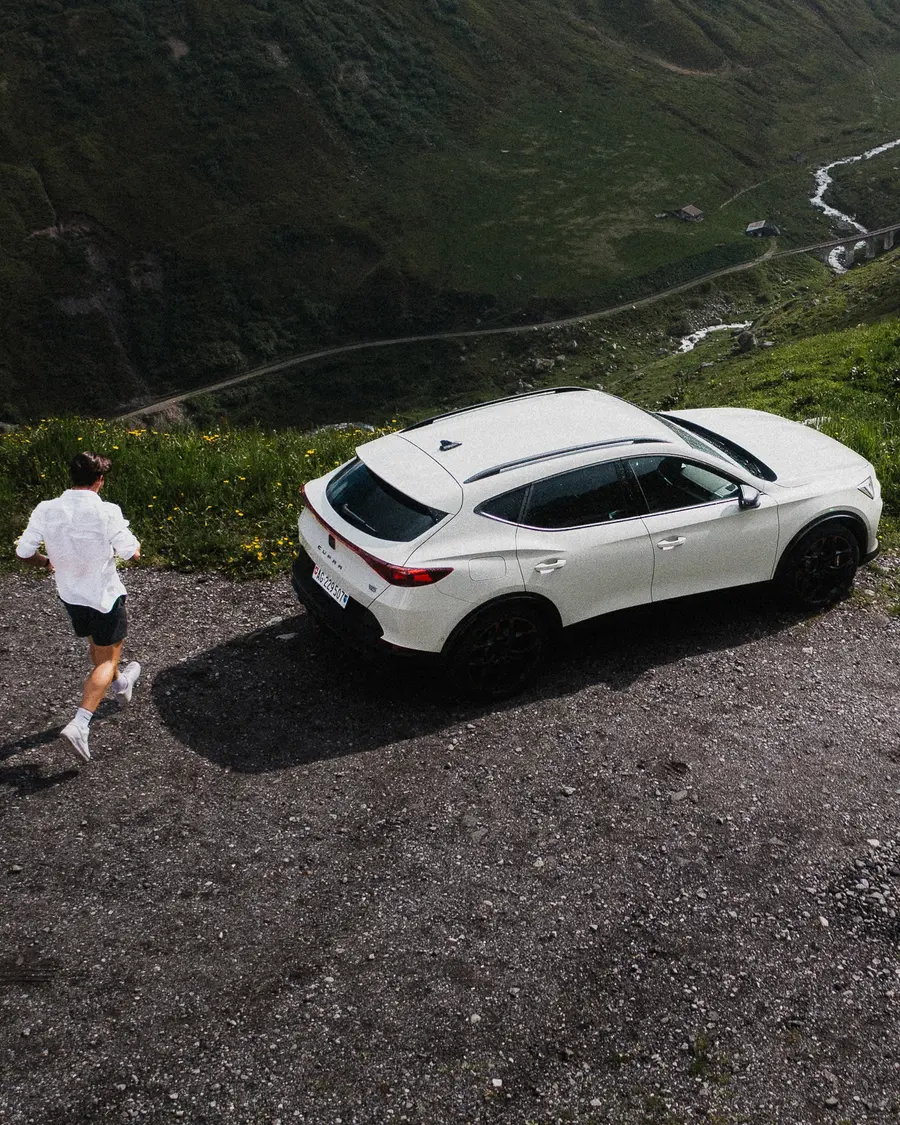 Vue de drone de la voiture blanche sur du gravier au-dessus d’une vallée
