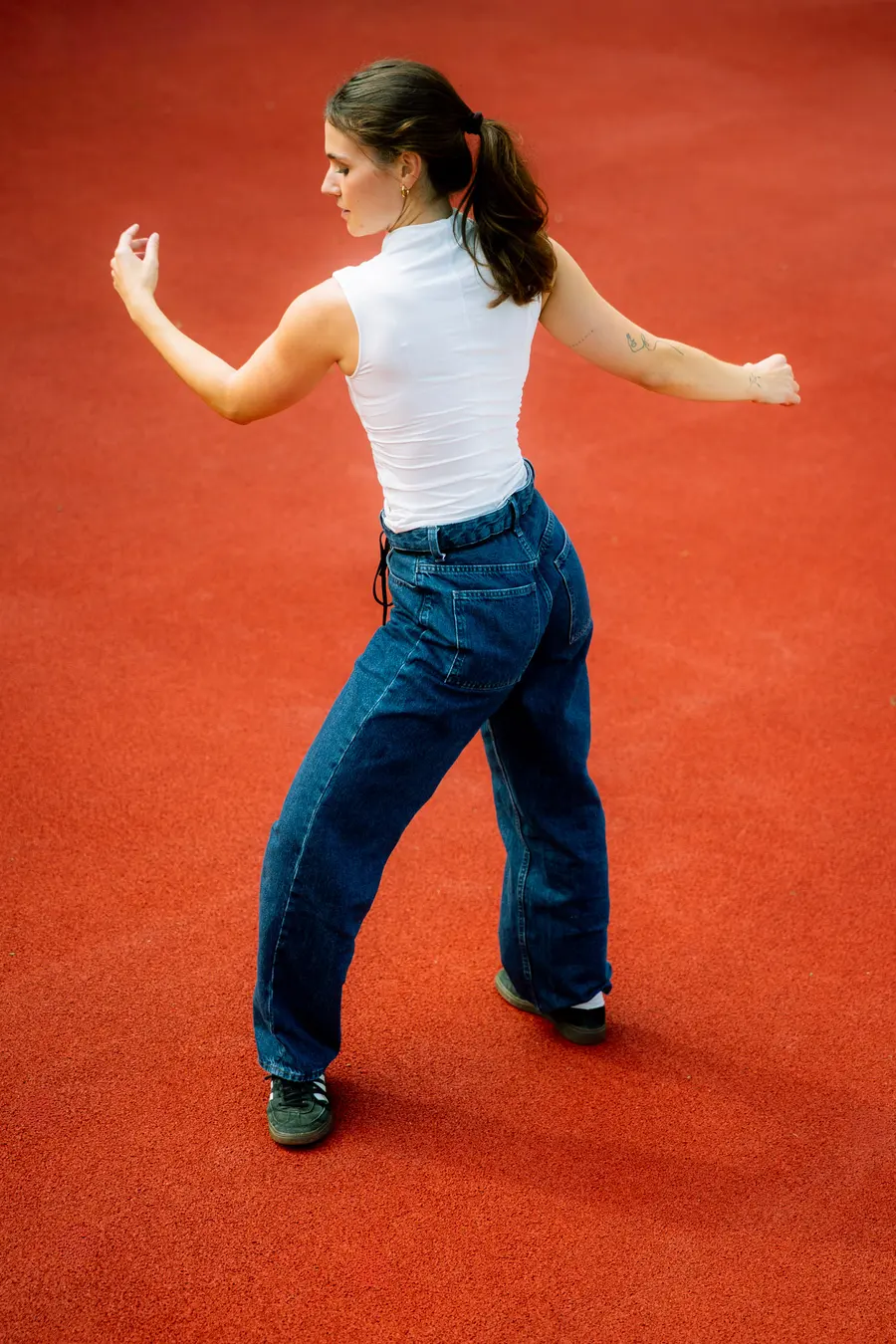 Danseuse de dos, jambes écartées et bras grands ouverts