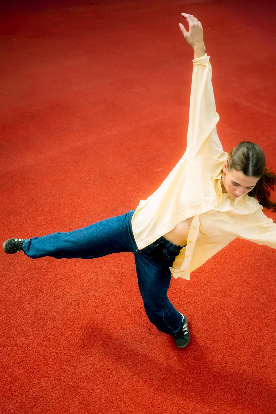 Danseuse étirant jambe et bras en une large diagonale