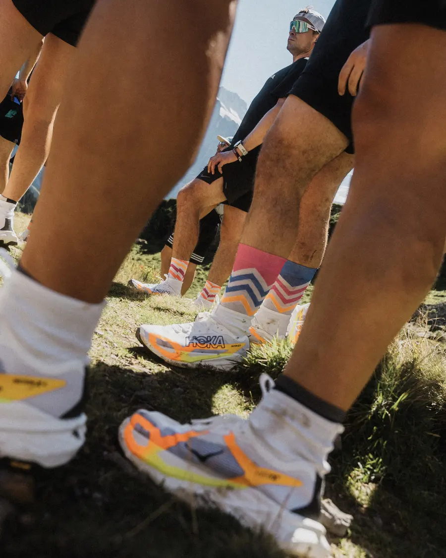 Froschperspektive auf Beine, Socken und Tecton X 4 im Gras