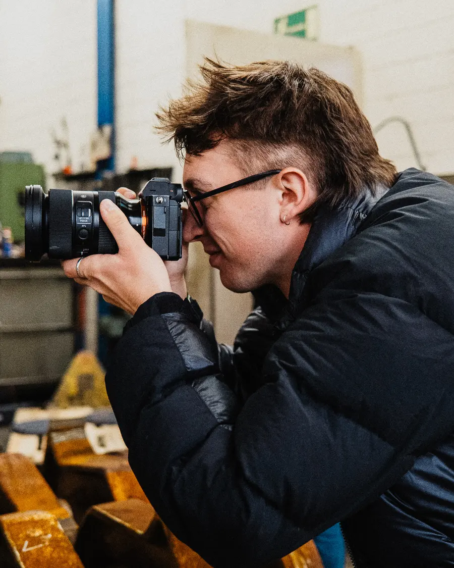Nah am Fotografen: Aufnahme in einer Werkstatt, im Vordergrund Metallteile