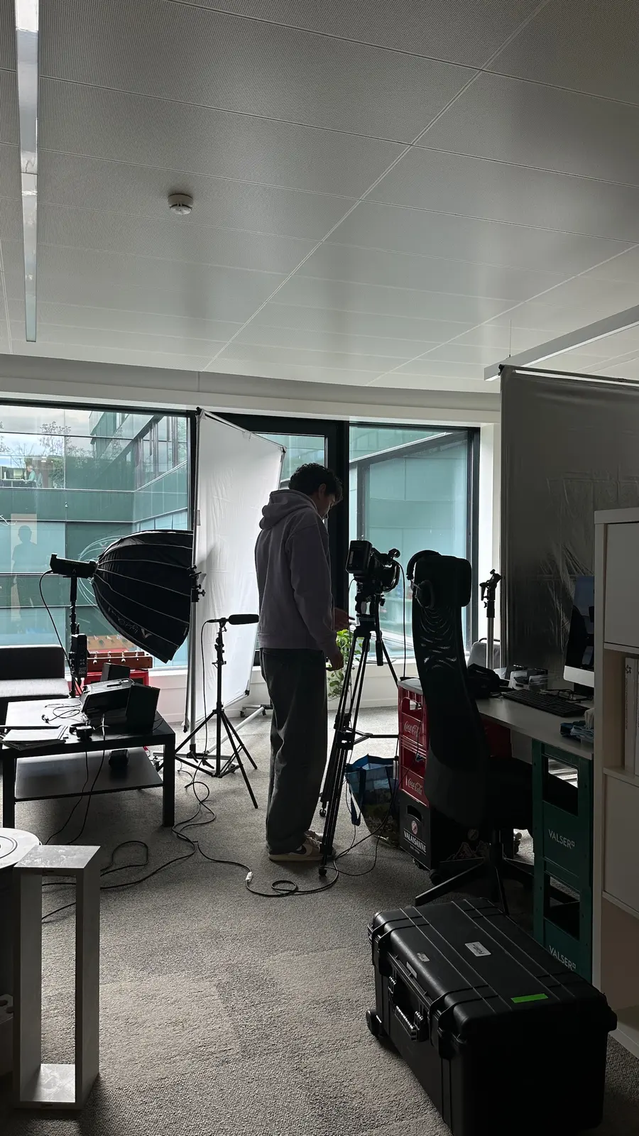 Aufbau in einem Büro: Kamera auf dem Stativ, Softbox und weisser Hintergrund am Fenster