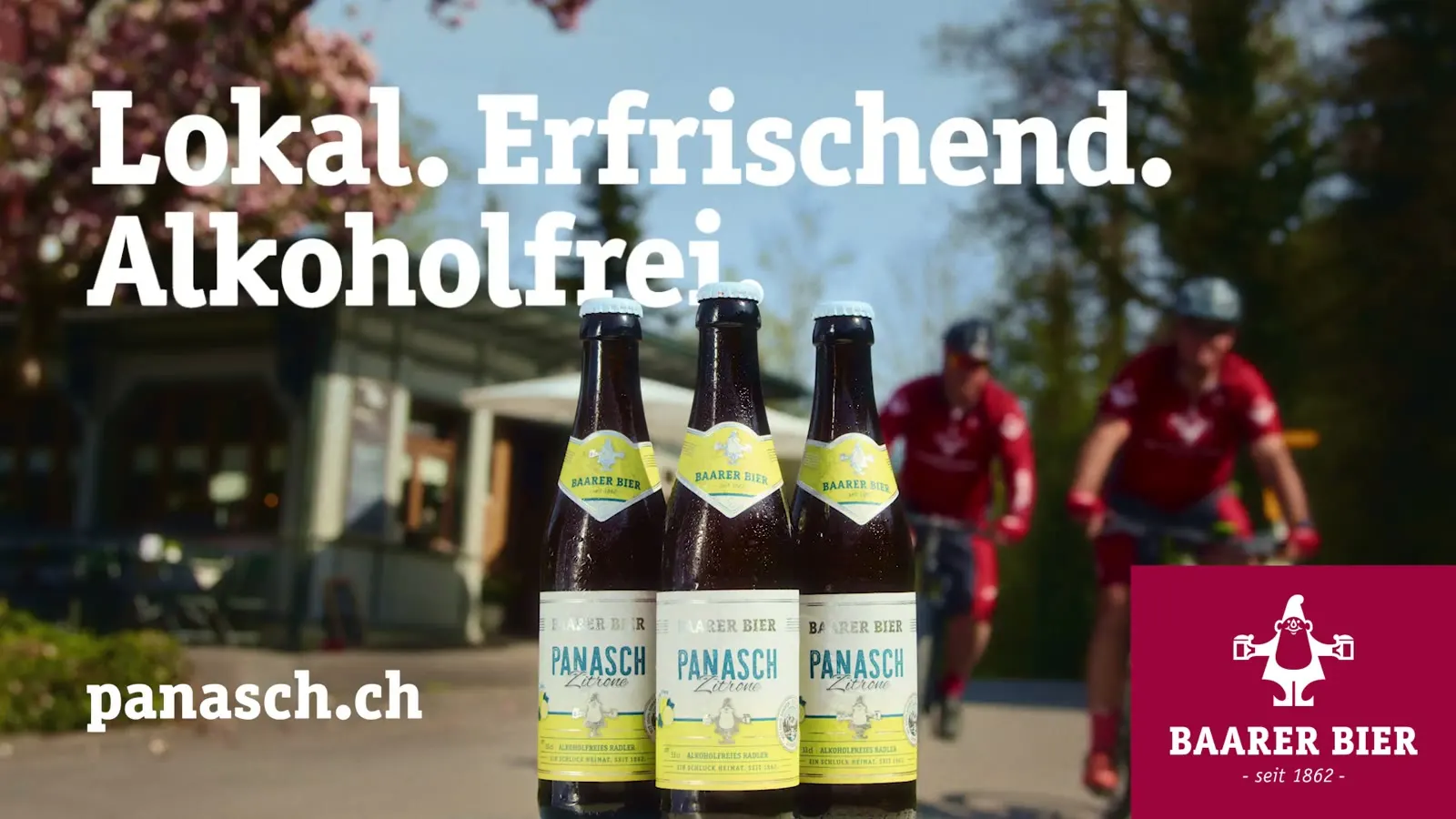 Werbebild mit drei Flaschen Panasch, Velofahrern und dem Claim Lokal. Erfrischend. Alkoholfrei.