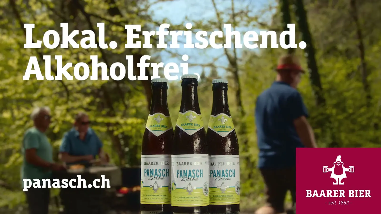 Werbebild mit drei Flaschen Panasch und Wanderern am Grill im Wald