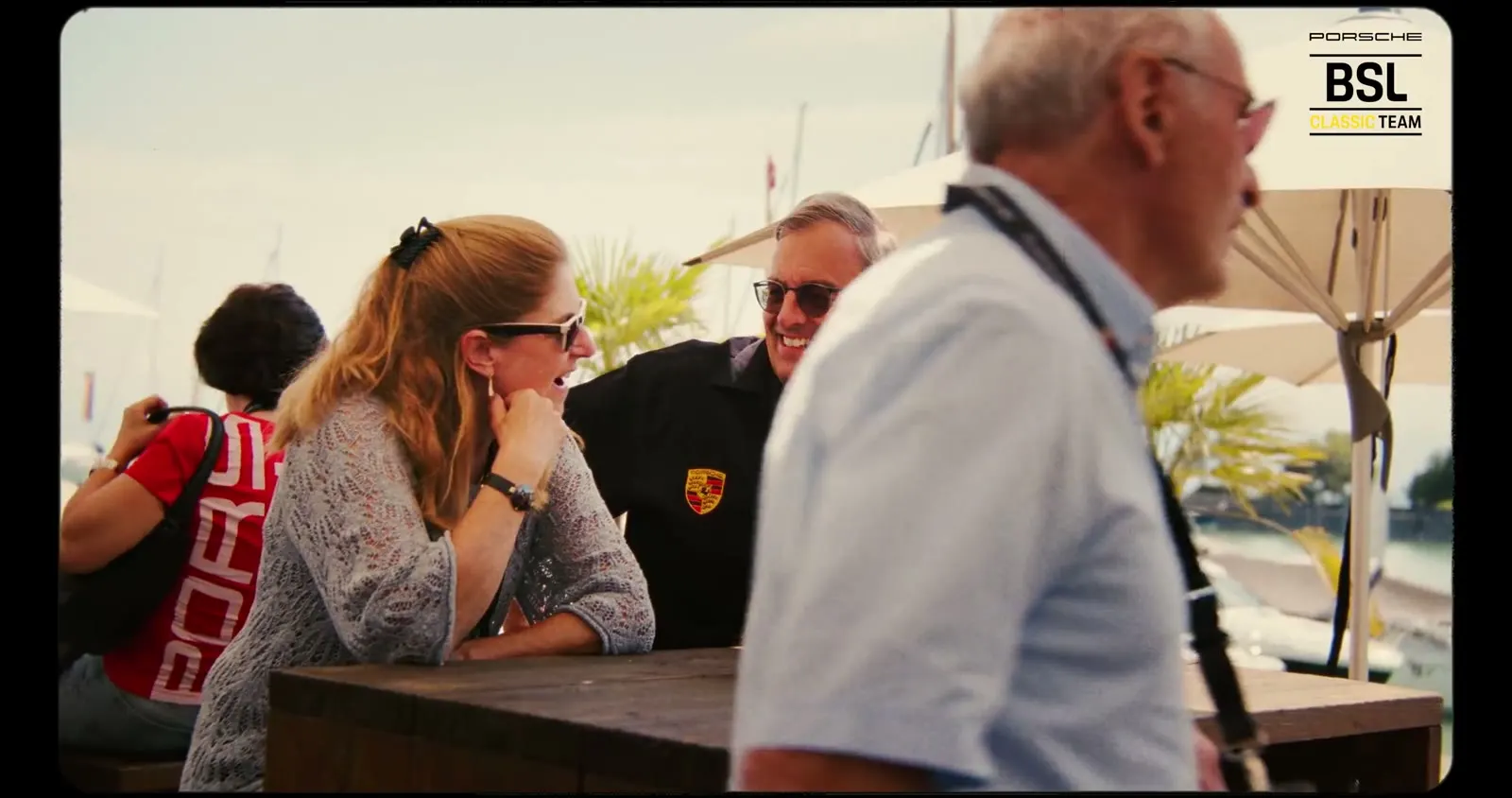 Participants du Classic Day en discussion autour d’une table haute sur une terrasse
