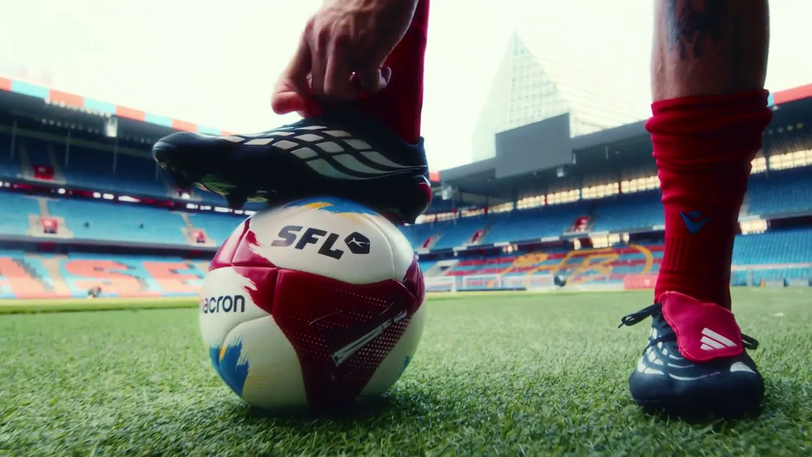 Fuss eines Spielers auf dem Ball im leeren St. Jakob-Park