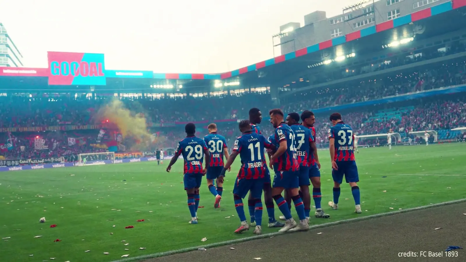Spieler des FC Basel jubeln vor der Fankurve mit Rauch