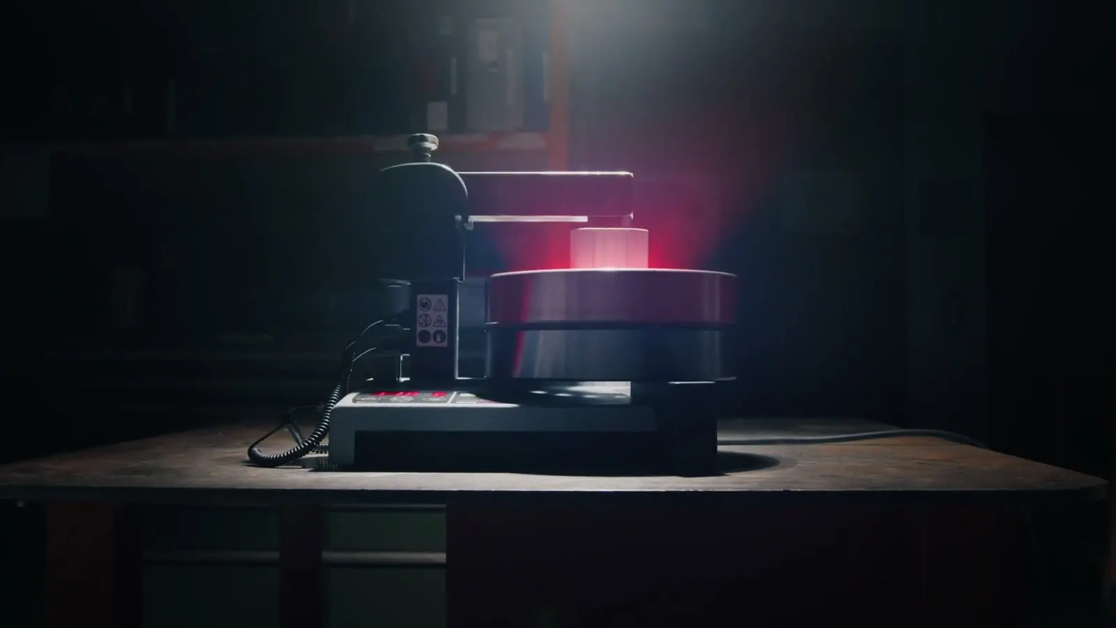 IH125 auf der Werkbank in rotem Licht