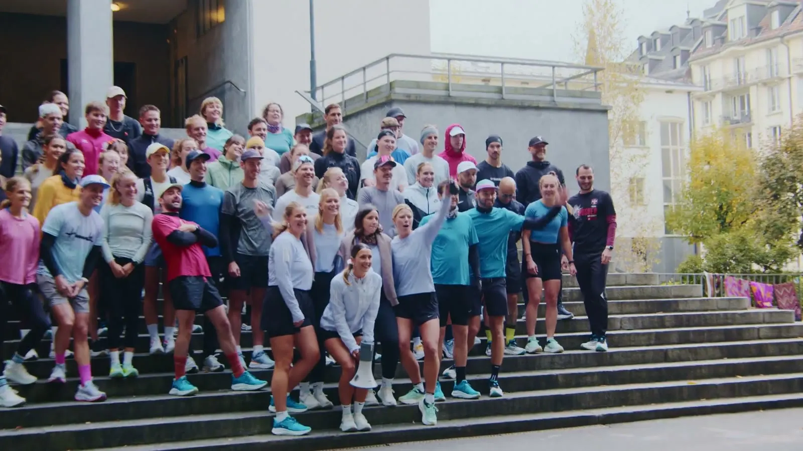 Gruppenbild der Luzerner Running-Community auf einer Treppe