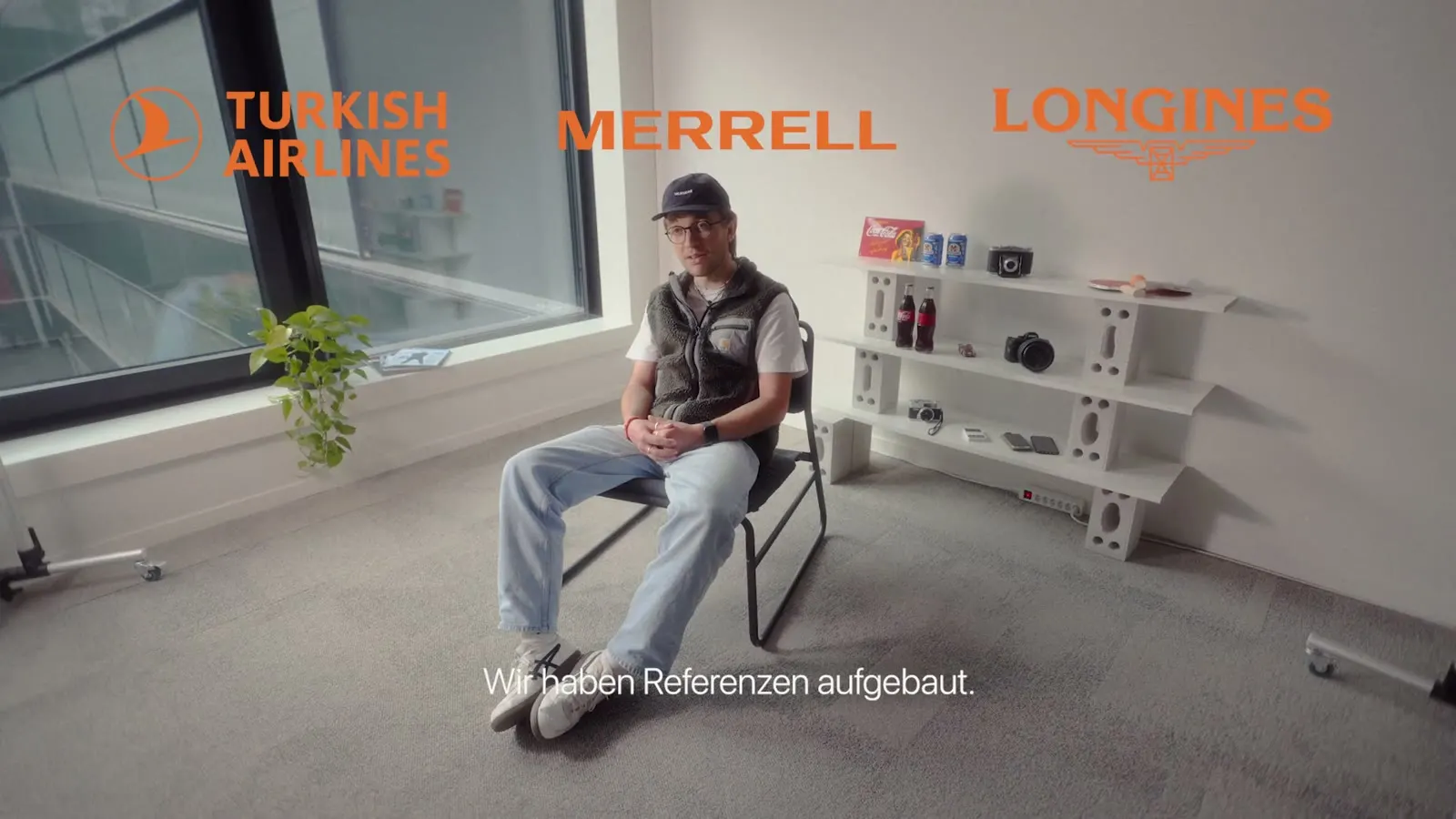 Interviewsituation mit eingeblendeten Logos von Turkish Airlines, Merrell und Longines