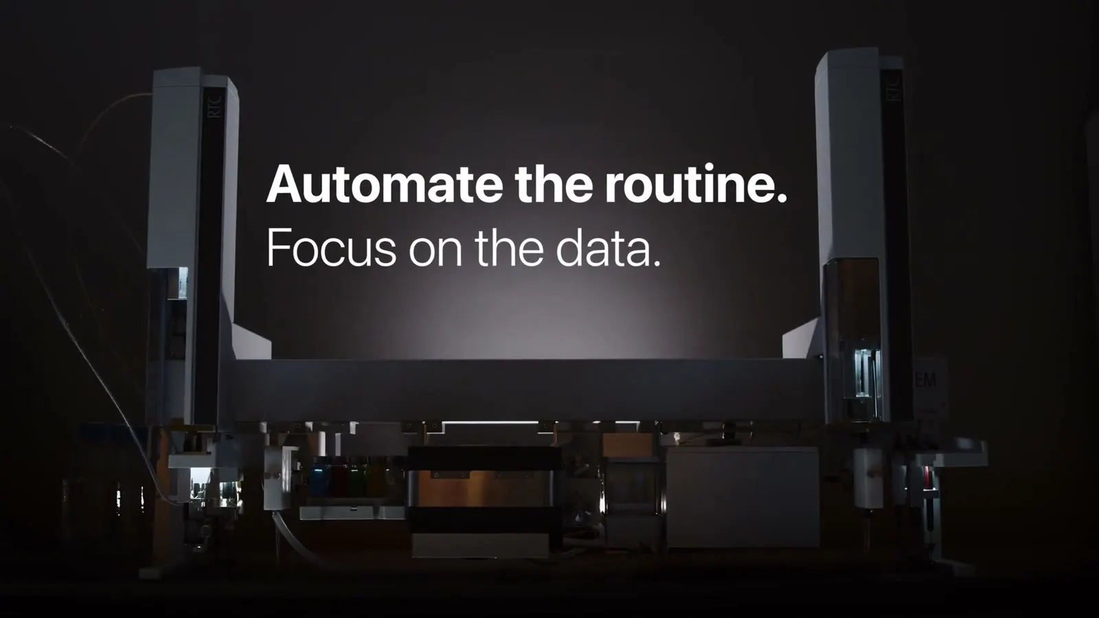 PAL System im dunklen Raum, dazu der Text Automate the routine. Focus on the data.