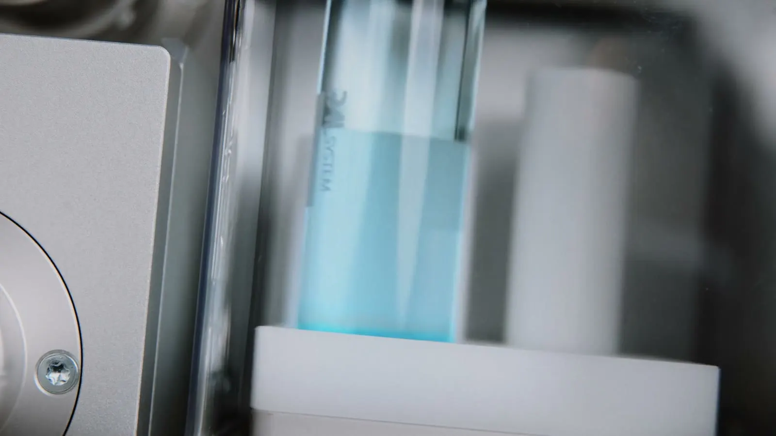 Nahaufnahme einer blauen Flüssigkeit in einem Glasgefäss im Gerät