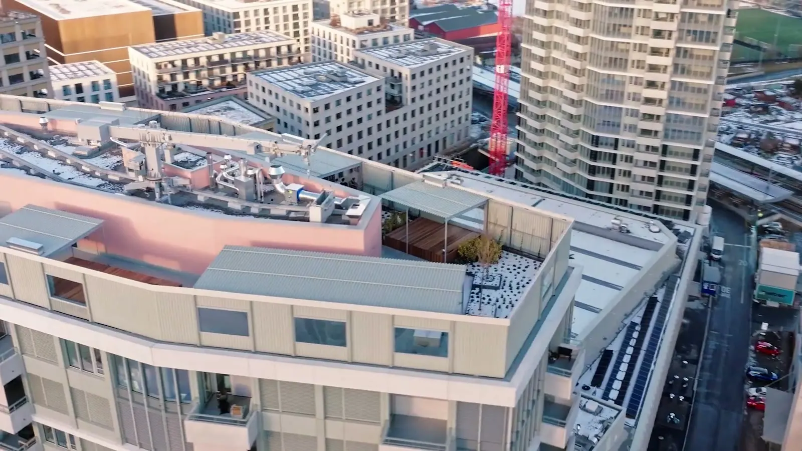 Drohnenbild der Dachterrassen und Fassaden der Wohngebäude
