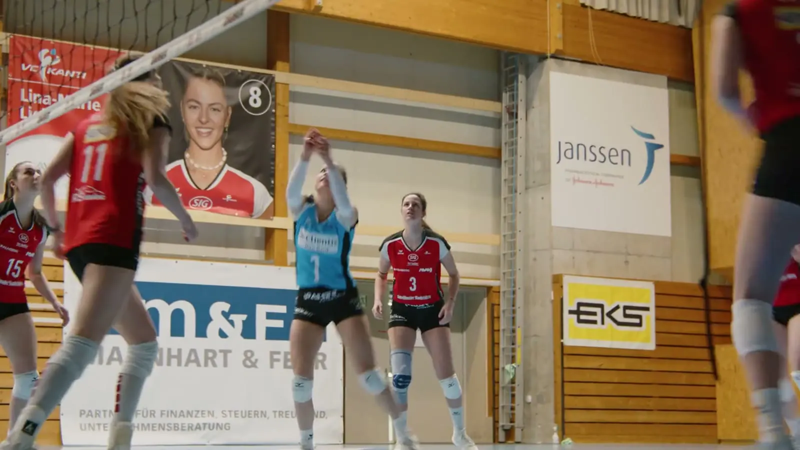 Volleyballspiel des VC Kanti in der Sporthalle, Spielerin am Netz