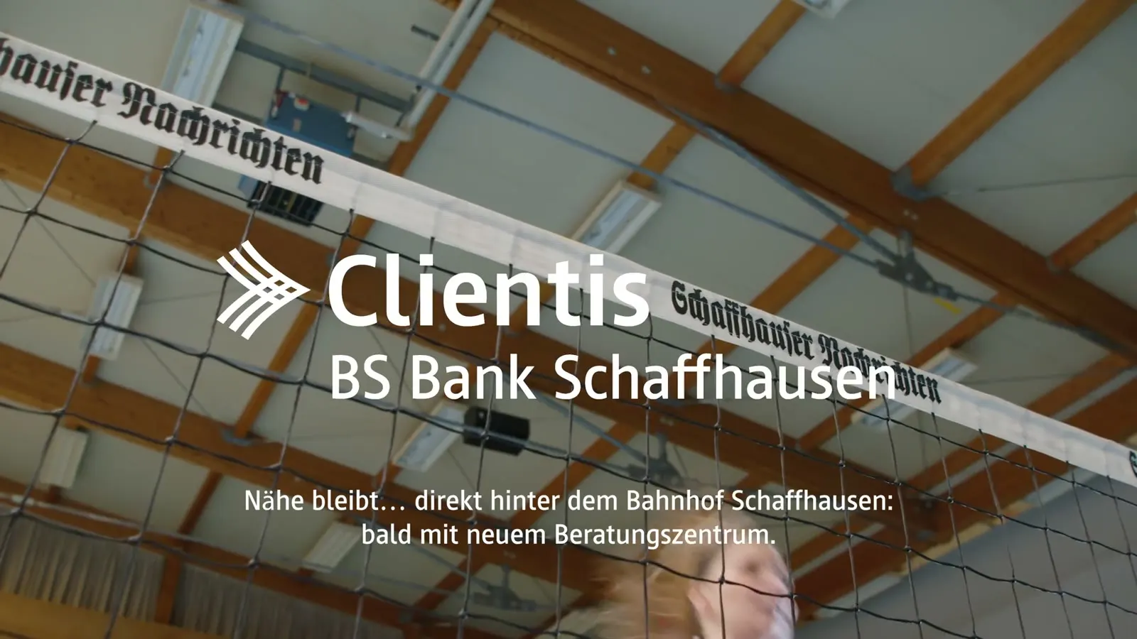 Volleyballnetz unter dem Hallendach mit Logo der Clientis BS Bank Schaffhausen